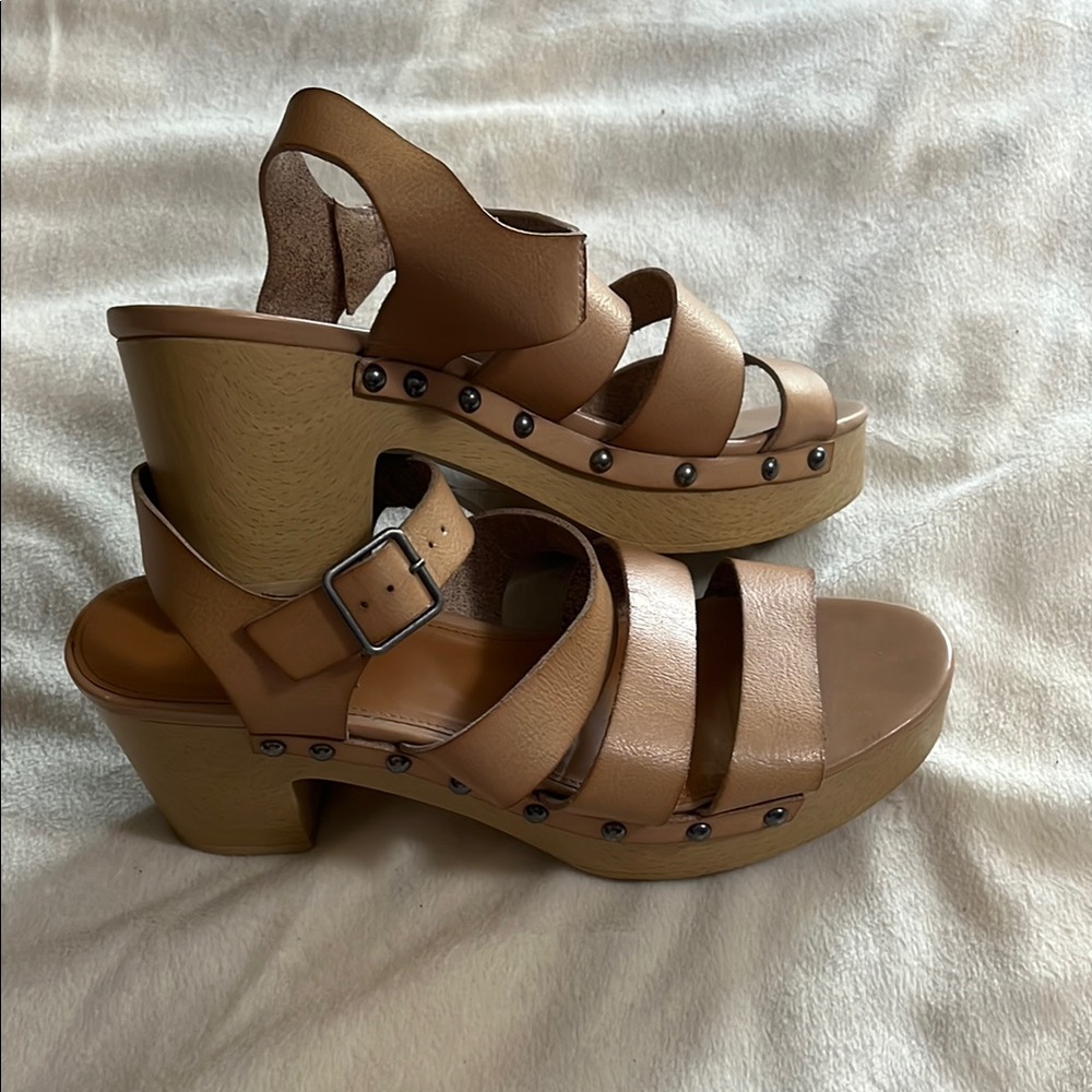 Barely worn wooden soul, J.Crew, tan leather sandals for spring and summer